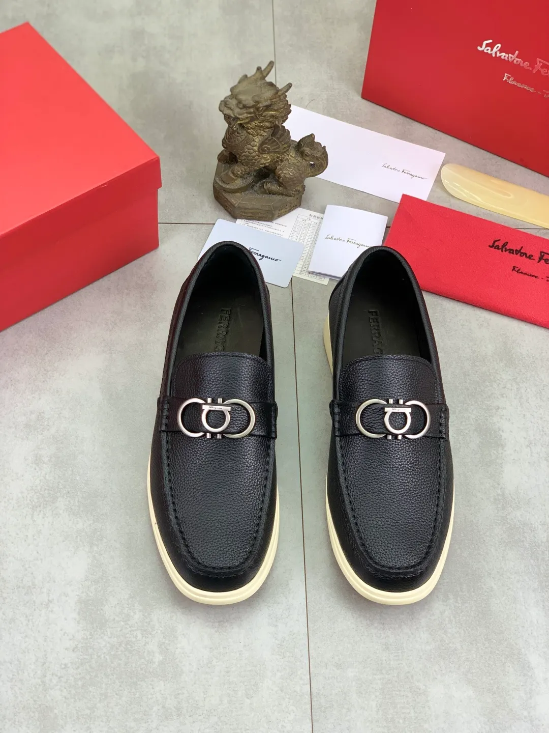 Men's Men's Shoes 💰P580💰[New Style] Water-dyed Niuli 🆘[Salvatore Ferragamo] Ferragamo's latest casual business leather shoes for men! Listed simultaneously! The fabric is made of specially imported original pebbled calfskin, and the lining is made of imported water-dyed cowhide. It is absolutely luxurious and leads the fashion trend. Matching code: 38-44 (45 and 46 can be customized) Black, brown and burgundy colors available
